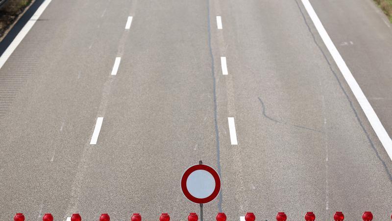 Fahrverbotsschild auf einer Autobahn. Foto: Jan Woitas/Archivbild Fahrverbotsschild auf einer Autobahn. Foto: Jan Woitas/Archivbild