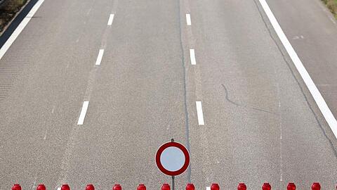 Fahrverbotsschild auf einer Autobahn. Foto: Jan Woitas/Archivbild