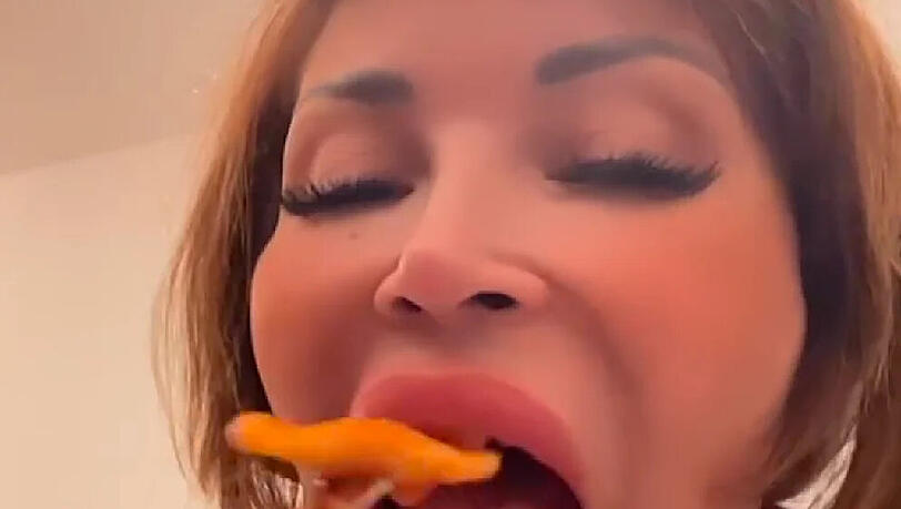 Lässt sich die Nudel schmecken: Patricia Blanco zeigt sich oben ohne beim Ravioli essen.