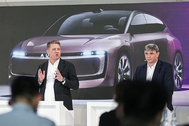 Gernot Döllner (l.), Vorsitzender des Audi-Vorstands, spricht bei der Jahrespressekonferenz in der Firmenzentrale, rechts Jürgen Rittersberger, Vorstand für Finanz und Recht.