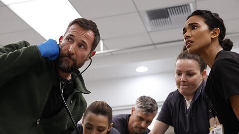 Mit erfolgreichen Krankenhaus-Dramen kennt sich Noah Wyle (l.) bestens aus.