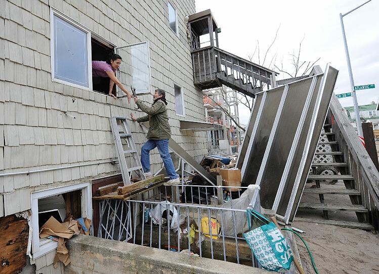 Nach Wirbelsturm &bdquo;Sandy&ldquo; gelten in New York sämtliche Ausnahme-Regelungen. Der Sturm ist zwar weitergezogen, doch Alltag herrscht noch lange nicht. Zu groß sind die Schäden. Die Bilder