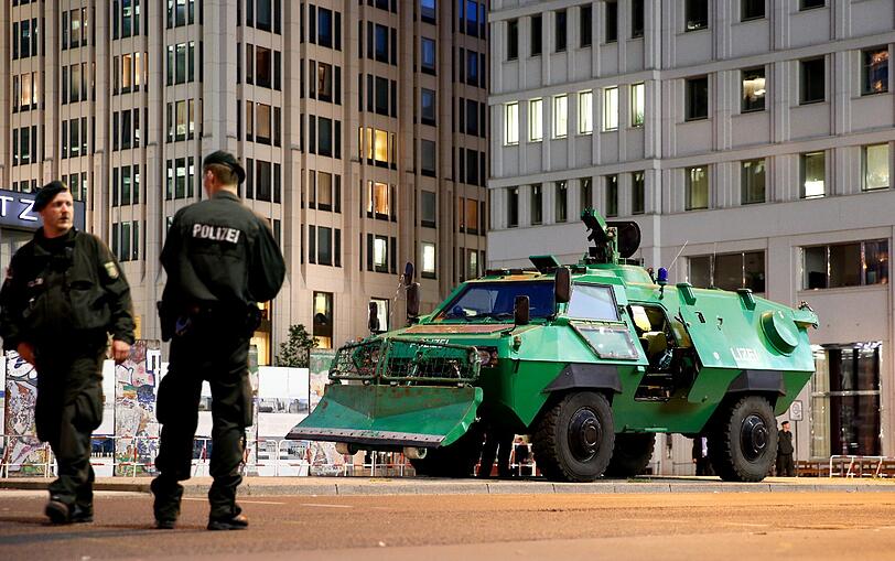 Das Ritz Carlton am Potsdamer Platz: Hier wohnt US-Präsident Barack Obama. Vor dem Gebäude haben sich gepanzerte Fahrzeuge der Polizei postiert. Die Eindrücke vom Mittwochmorgen.