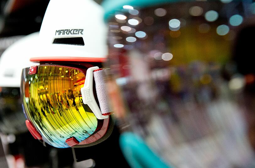 Eine Skibrille und ein Skihelm (Hersteller: Marker)