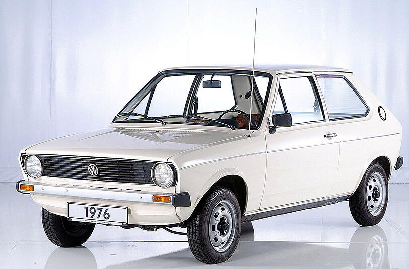 Klein, weiß, stark: Der VW Polo kam in der Basis zwar nur auf 29 kW/40 PS, doch das reichte um den Käfer abzuhängen.