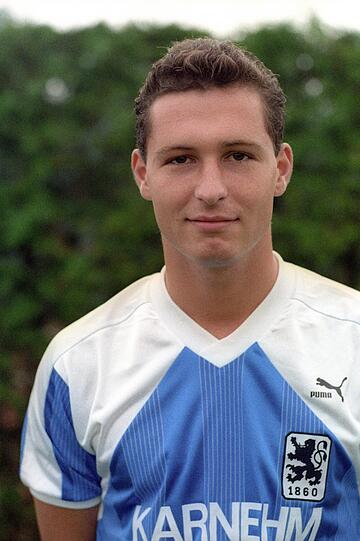 ... was ihn zum Giesinger Stadtrivalen in die Bayernliga trieb. Dort bestritt er 31 Spiele für die Löwen. Seine Karriere beendete Stefan Beckenbauer dann bei den FC Bayern Amateuern (1994-97), ehe er dort vor allem als Jugendtrainer reüsierte. Im vergangenen Jahr starb Stefan Beckenbauer mit nur 46 Jahren an einem Hirntumor.