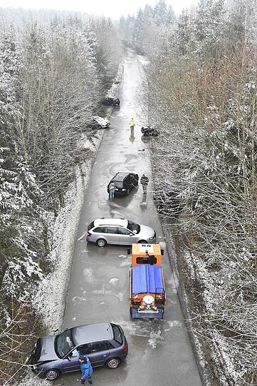 Zehn Fahrzeuge wurden bei der Massenkarambolage bei Zorneding beschädigt. Die Bilder.