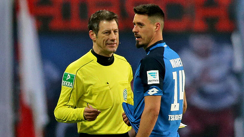 Schiedsrichter Wolfgang Stark (links) spricht mit Hoffenheims Sandro Wagner, nachdem er ihm kurz zuvor die Rote Karte gezeigt hatte.
