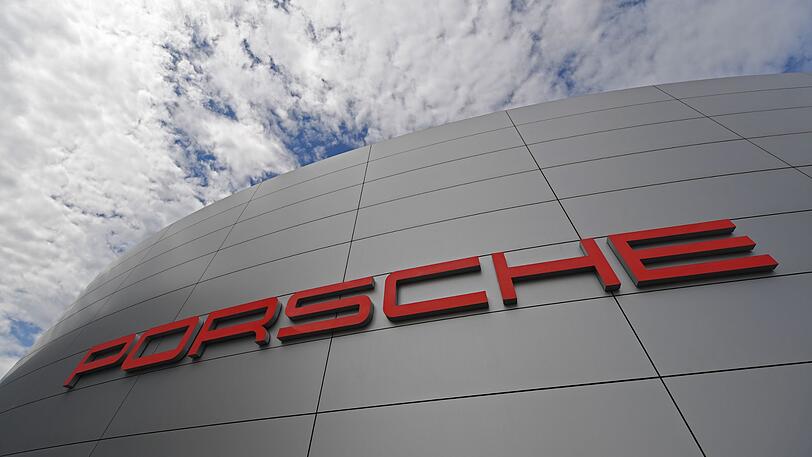 Das Porsche-Logo ist an der Fassade einer Porsche-Niederlassung zu sehen. Im Abgasskandal durchsuchen Staatsanwälte und Einsatzkräfte der Landeskriminalämter Baden-Württemberg und Bayern mehrere Objekte des Autobauers Porsche.