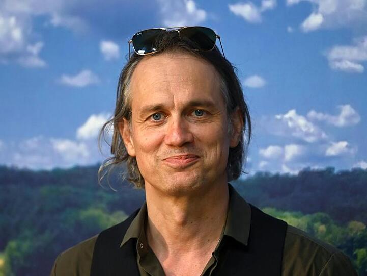 Der Schauspieler Ralf Bauer übt sich in Yoga.