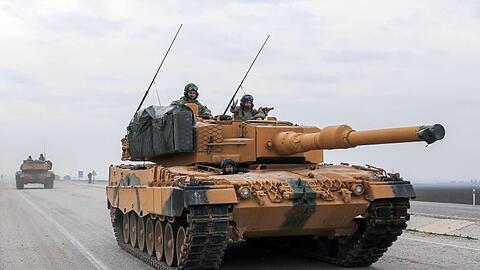 Ein türkischer Panzer vom Typ Leopard 2A4 in der Nähe der syrischen Grenze.