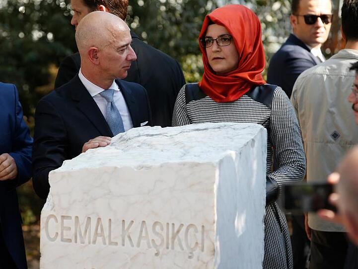 Jeff Bezos unterhält sich mit Hatice Cengiz (r), der Verlobten Kashoggis. Zum Jahrestag der Ermordung sind in Istanbul Dutzende Aktivisten und Journalisten für eine Gedenkfeier zusammengekommen.