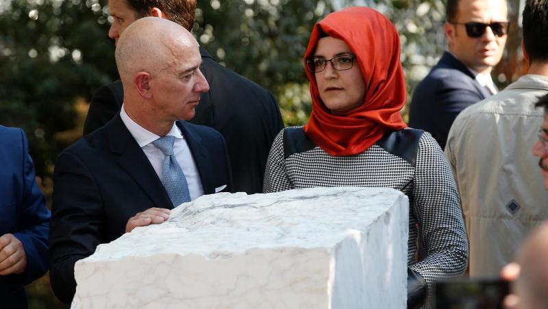 Jeff Bezos unterhält sich mit Hatice Cengiz (r), der Verlobten Kashoggis. Zum Jahrestag der Ermordung sind in Istanbul Dutzende Aktivisten und Journalisten für eine Gedenkfeier zusammengekommen. Jeff Bezos unterhält sich mit Hatice Cengiz (r), der Verlobten Kashoggis. Zum Jahrestag der Ermordung sind in Istanbul Dutzende Aktivisten und Journalisten für eine Gedenkfeier zusammengekommen.
