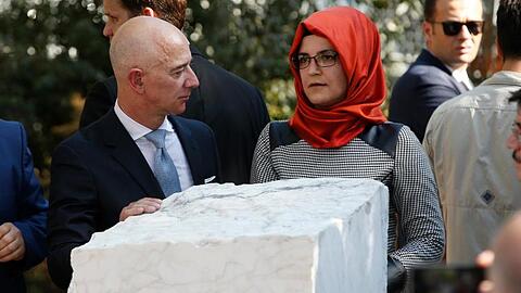Jeff Bezos unterhält sich mit Hatice Cengiz (r), der Verlobten Kashoggis. Zum Jahrestag der Ermordung sind in Istanbul Dutzende Aktivisten und Journalisten für eine Gedenkfeier zusammengekommen.