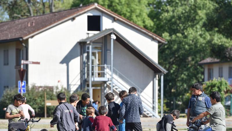 Flüchtlingskinder im Patrick-Henry-Village in Heidelberg vor einem ehemaligen Kasernengebäude. Flüchtlingskinder im Patrick-Henry-Village in Heidelberg vor einem ehemaligen Kasernengebäude.