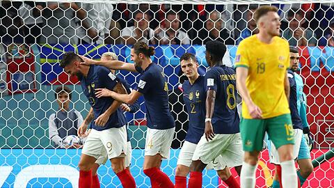 Die Franzosen feiern das Tor von Olivier Giroud (l) zum 4:1 gegen Australien.