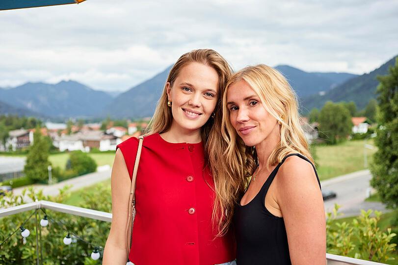 Ex-GNTM-Teilnehmerin Pia Riegel genoss neben Jennifer Zimmermann die Sause am Tegernsee.