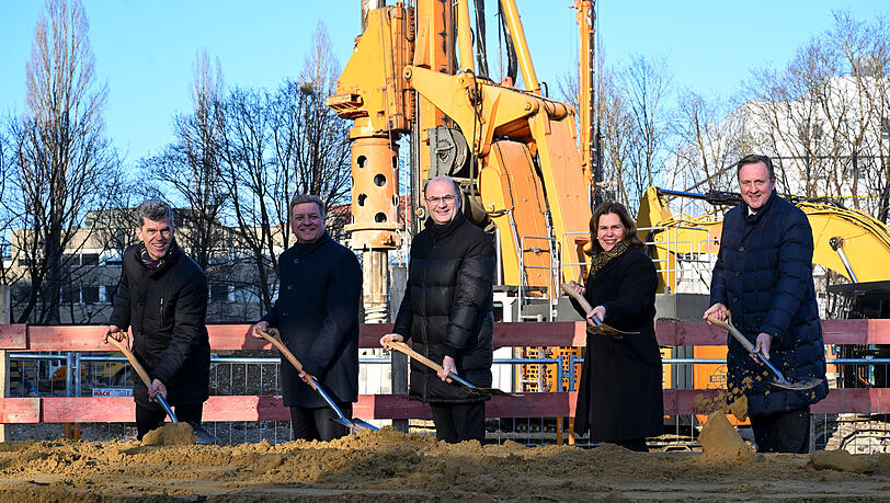 Eberhard Schmid (v.l.), Christian Bernreiter, Albert Füracker, Verena Dietl und Claus-Peter Prey beim Spatenstich.
