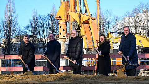 Eberhard Schmid (v.l.), Christian Bernreiter, Albert Füracker, Verena Dietl und Claus-Peter Prey beim Spatenstich.