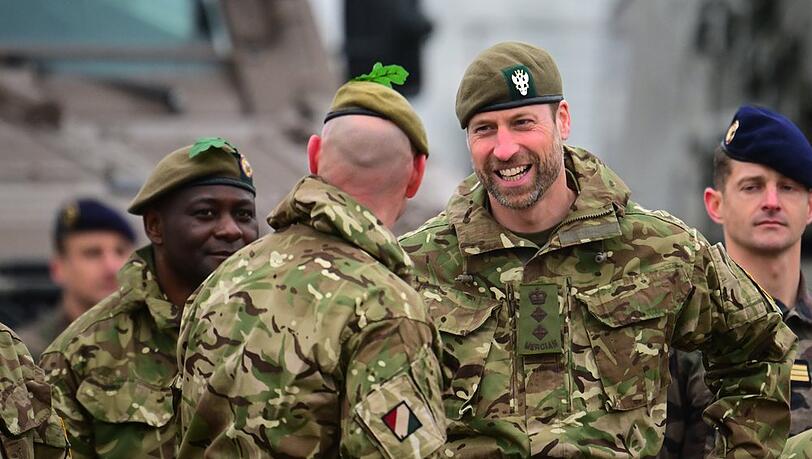 Prinz William in militärischer Kampfuniform am Militärstützpunkt in Estland.
