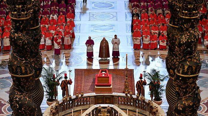 Der Leichnam des toten Papstes ist noch bis Freitagabend im Petersdom aufgebahrt.