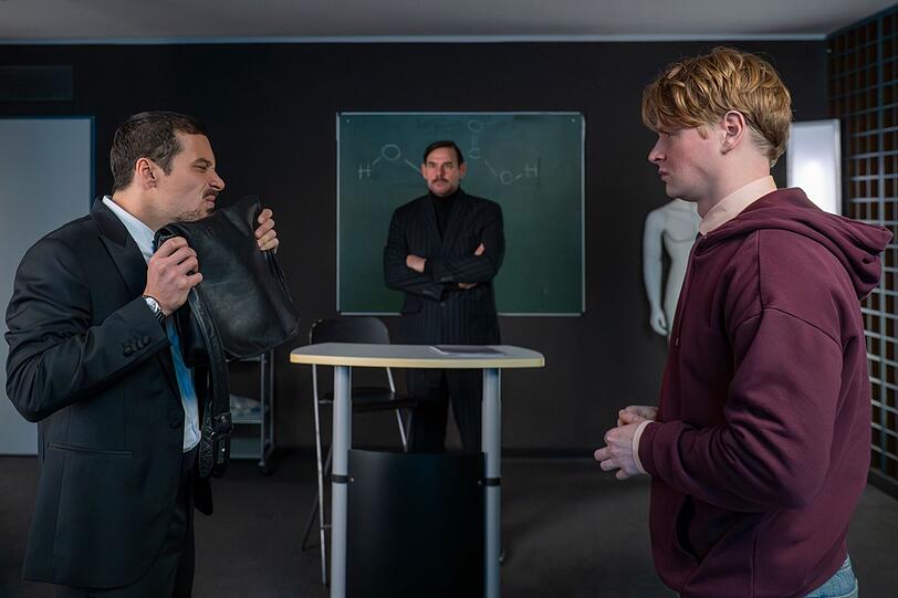 Andi (Klaus Steinbacher, links) und Asel (Lukas Zumbrock (rechts) absolvieren unter den strengen Augen von Ausbilder Kocabays (Alexander Beyer) eine &Uuml;bung.
