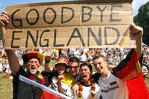 Good Bye England: Sascha und seine Kumpels hatten ihr Banner schon vorher gemalt &ndash; und behielten zum Glück recht.