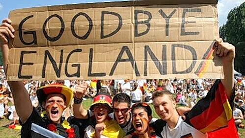 Good Bye England: Sascha und seine Kumpels hatten ihr Banner schon vorher gemalt – und behielten zum Glück recht. Good Bye England: Sascha und seine Kumpels hatten ihr Banner schon vorher gemalt – und behielten zum Glück recht.
