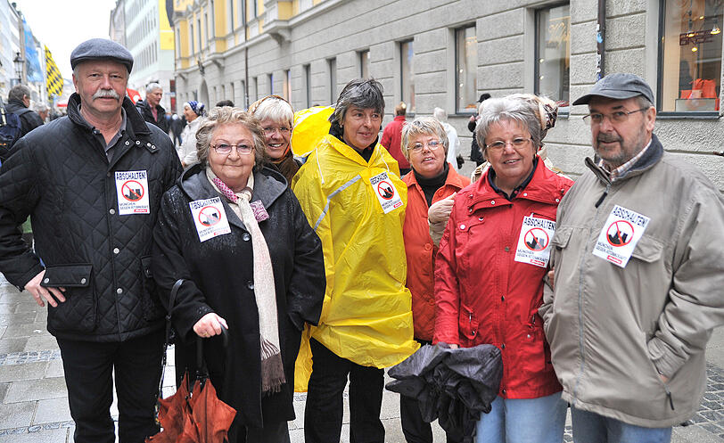 Trotz strömenden Regens haben am Samstagnachmittag rund 30.000 Menschen an einer Kundgebung
gegen Atomenergie auf dem Münchner Odeonsplatz teilgenommen. Sehen Sie hier die besten Bilder der Aktion.