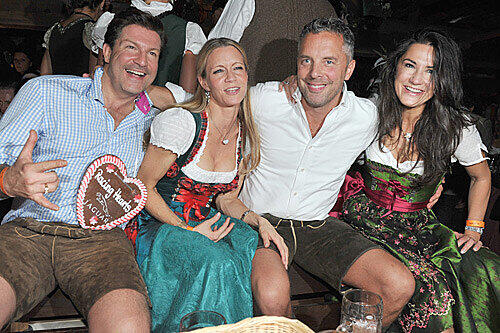 Sichtlich Spaß haben auch Schauspieler Francis Fulton-Smith (l-r), seine Frau Verena, Patrick Graf von Faber-Castell und seine Frau, die Schauspielerin Mariella Ahrens.