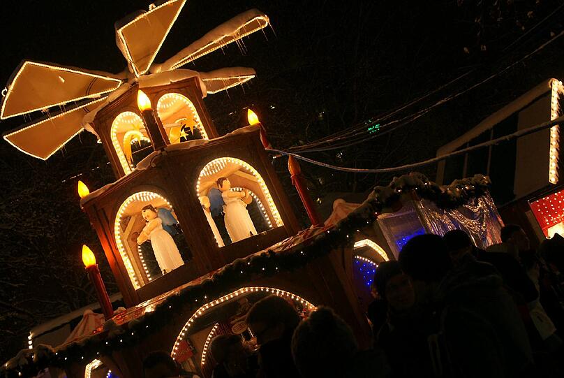 Ein Hingucke: Die Weihnachtspyramide am Rotkreuzplatz.