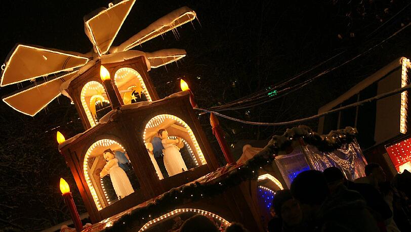 Ein Hingucke: Die Weihnachtspyramide am Rotkreuzplatz.