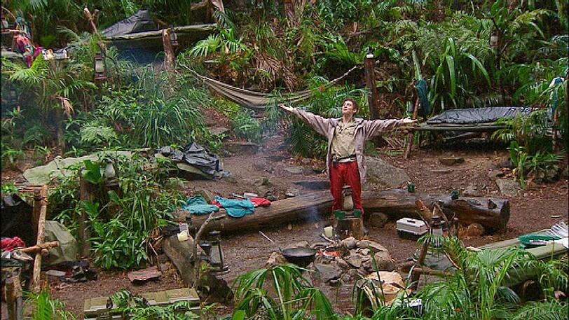 Finale beim Dschungelcamp 2013: Joey ist Dschungelkönig und wird von seiner Freundin Jacky überrascht.
