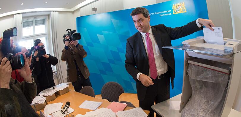 Vor den TV-Kameras! Sehen Sie hier, wie Markus Söder die Vorschriften zur Steuerverwaltung schreddert.