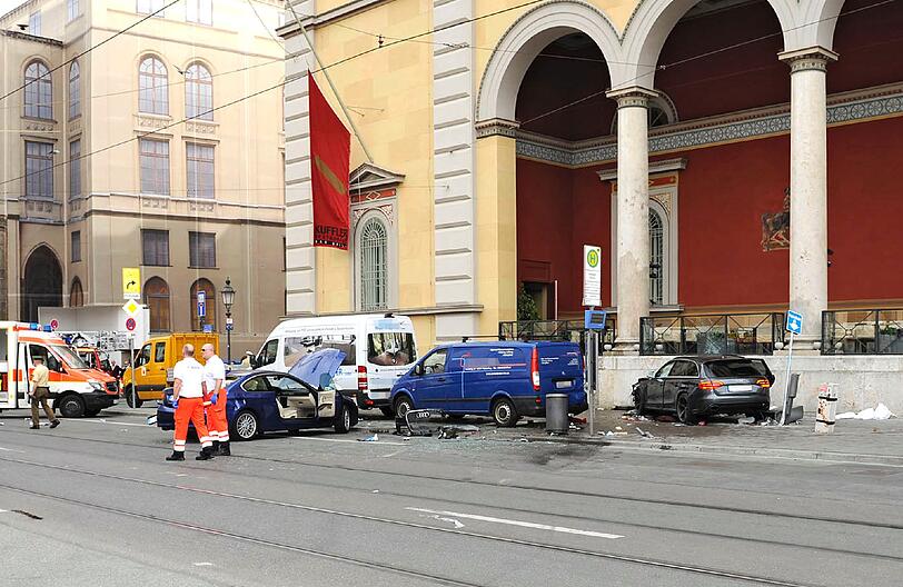 Unfall in der Maximilianstraße vor dem Nationaltheater: Ein Audi knallt in einen BMW und dann in eine Menschenmenge.