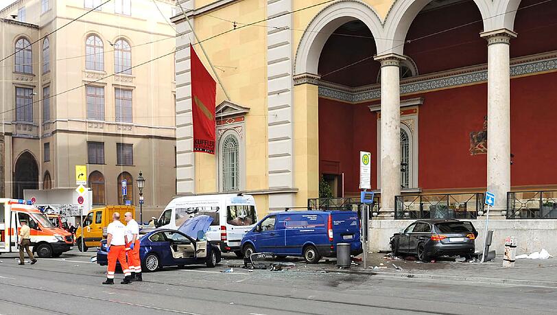 Unfall in der Maximilianstraße vor dem Nationaltheater: Ein Audi knallt in einen BMW und dann in eine Menschenmenge. Unfall in der Maximilianstraße vor dem Nationaltheater: Ein Audi knallt in einen BMW und dann in eine Menschenmenge.