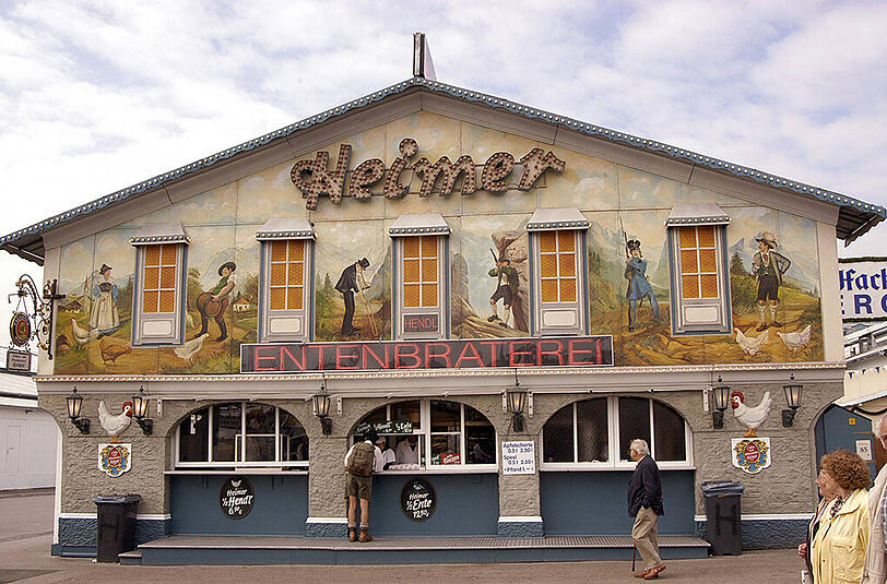Die Entenbraterei Heimer muss wohl heuer ihren Platz auf der Wiesn räumen. Dagegen wehren sich die Bedienungen.
