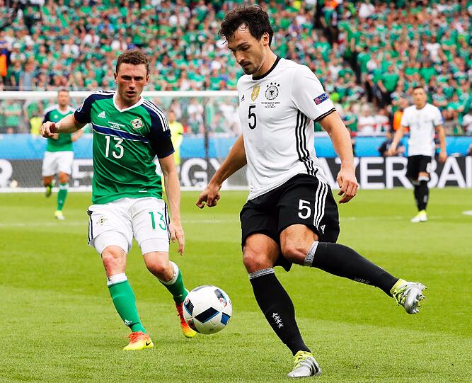 Mats Hummels Note 3: Zweiter Einsatz, nicht so gefordert wie gegen die Polen. Umsichtig,  
gute Pässe im Aufbauspiel. Lief viele Bälle nach hinten ab.