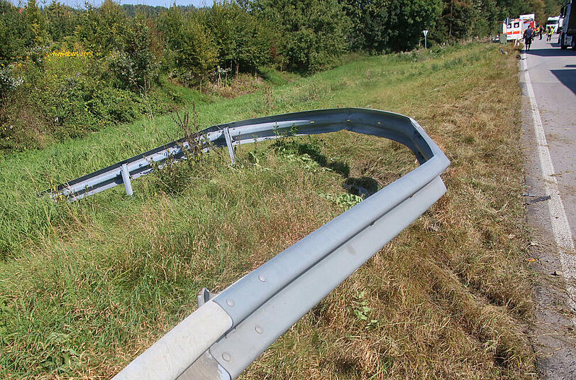 Missglücktes Überholmanöver - die Bilder von der Unfallstelle auf der B12 im Landkreis Mühldorf.