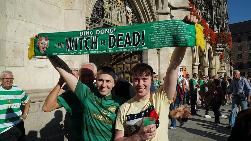 Auf dem Marienplatz feiern bereits die Celtic-Fans.