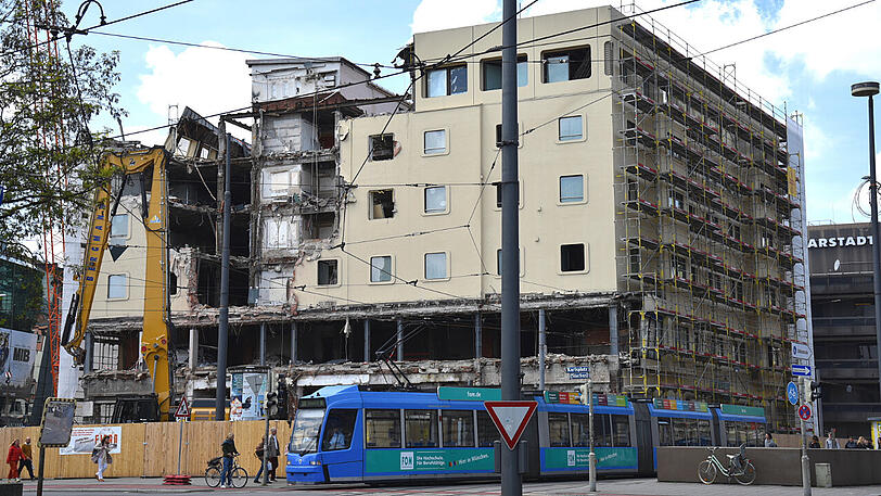 Der Königshof am Stachus wird abgerissen - er weicht einem durchaus futuristisch anmutenden Neubau.