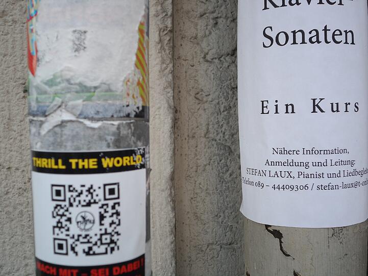Ein Spiegelbild des Lebens im Stadtviertel: Die zahllosen Aufkleber in der Isarvorstadt zeigen mehr oder weniger gelungen, was sich tut - oder getan hat.