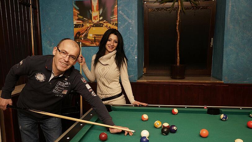 Auch Billard spielen kann man im Astron: Chef Christos Stergiopoulos und Barkeeperin Tina zeigen, wie’s geht. Foto: Daniel von Loeper Auch Billard spielen kann man im Astron: Chef Christos Stergiopoulos und Barkeeperin Tina zeigen, wie’s geht. Foto: Daniel von Loeper
