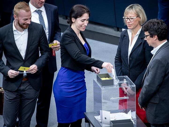 Die AfD-Abgeordnete Mariana Harder-Kühnel gibt ihren Stimmzettel im dritten Wahlgang für das Amt der stellvertretenden Bundestagspräsidentin ab.