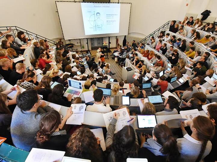 In einem Hörsaal in Halle verfolgen Studenten eine Vorlesung. Etwa zwei Drittel der Studenten in Sachsen-Anhalt wollen nach dem Abschluss in ein anderes Bundesland ziehen.