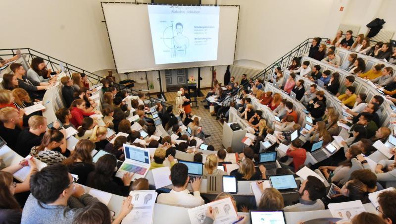 In einem Hörsaal in Halle verfolgen Studenten eine Vorlesung. Etwa zwei Drittel der Studenten in Sachsen-Anhalt wollen nach dem Abschluss in ein anderes Bundesland ziehen. In einem Hörsaal in Halle verfolgen Studenten eine Vorlesung. Etwa zwei Drittel der Studenten in Sachsen-Anhalt wollen nach dem Abschluss in ein anderes Bundesland ziehen.