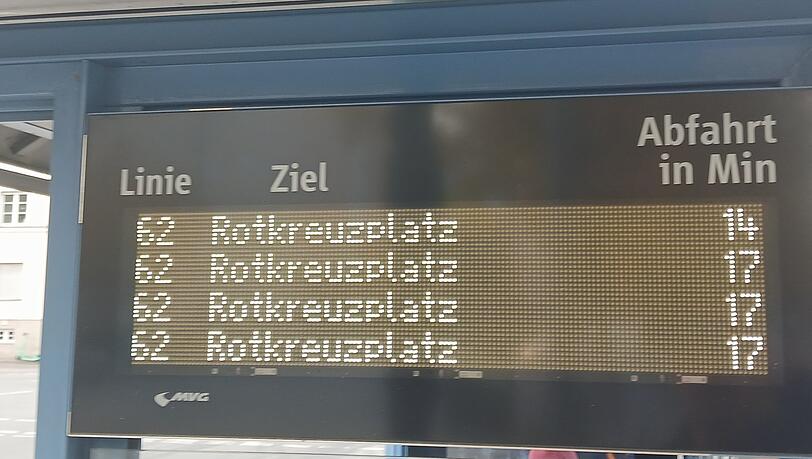Eigentlich gilt hier ein Sechs-Minuten-Takt: eine Abfahrtstafel am Herzog-Ernst-Platz vergangene Woche.
