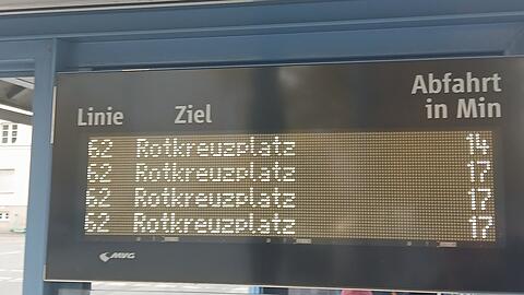 Eigentlich gilt hier ein Sechs-Minuten-Takt: eine Abfahrtstafel am Herzog-Ernst-Platz vergangene Woche.