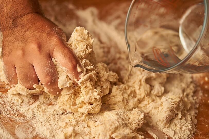 Ebenso dient Kartoffelwasser auch in der Küche als natürliches Hilfsmittel: so nutzt man die Flüssigkeit, um Saucen zu binden oder Suppen und Eintöpfe zu strecken. Dadurch werden Gerichte auch geschmacklich angereichert. Zudem kann das Kartoffelwasser die flüssigen Zutaten beim Brotbacken ersetzen. Auch Hefeteig lässt sich mit lauwarmem Kartoffelwasser ansetzen. Ebenso dient Kartoffelwasser auch in der Küche als natürliches Hilfsmittel: so nutzt man die Flüssigkeit, um Saucen zu binden oder Suppen und Eintöpfe zu strecken. Dadurch werden Gerichte auch geschmacklich angereichert. Zudem kann das Kartoffelwasser die flüssigen Zutaten beim Brotbacken ersetzen. Auch Hefeteig lässt sich mit lauwarmem Kartoffelwasser ansetzen.