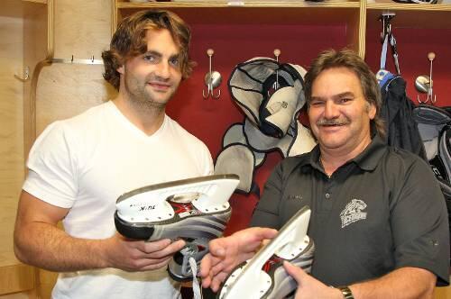 Der Schliff stimmt: Mannschaftsbetreuer Kalle Schmid mit Neu-Tiger Dan Spang gestern beim Schlittschuh-Check.